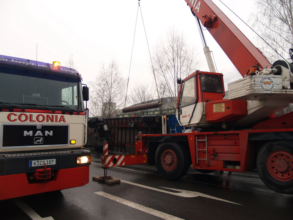 LKW Anhaenger umgekippt Koeln Niehl Geestemuenderstr Industriestr P40.JPG